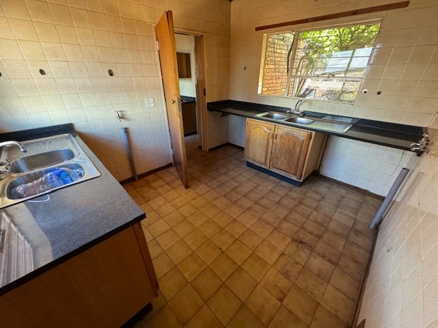 5 Bedroom Property for Sale in Glen Marais Gauteng