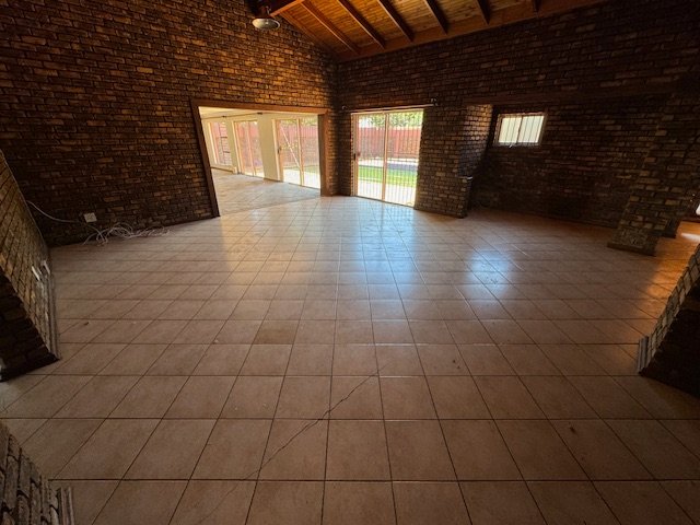 5 Bedroom Property for Sale in Glen Marais Gauteng