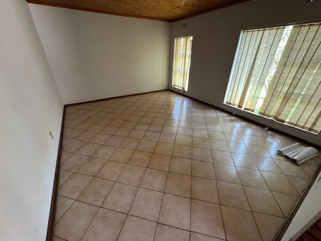 5 Bedroom Property for Sale in Glen Marais Gauteng
