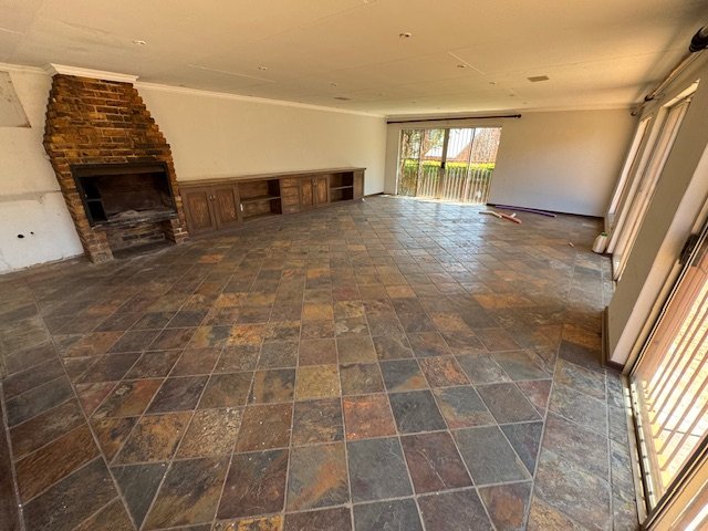 5 Bedroom Property for Sale in Glen Marais Gauteng