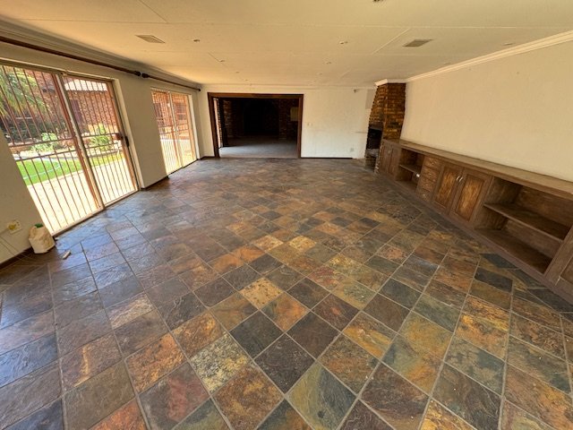 5 Bedroom Property for Sale in Glen Marais Gauteng