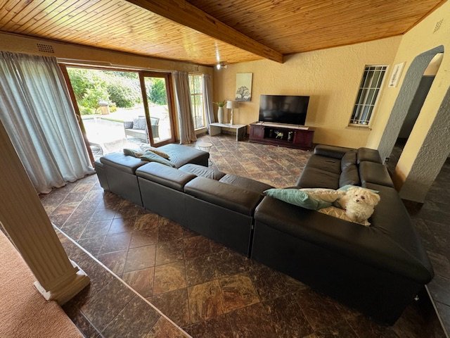 5 Bedroom Property for Sale in Glen Marais Gauteng