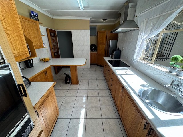 5 Bedroom Property for Sale in Glen Marais Gauteng