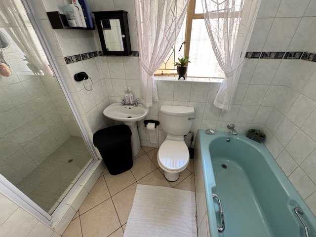 5 Bedroom Property for Sale in Glen Marais Gauteng