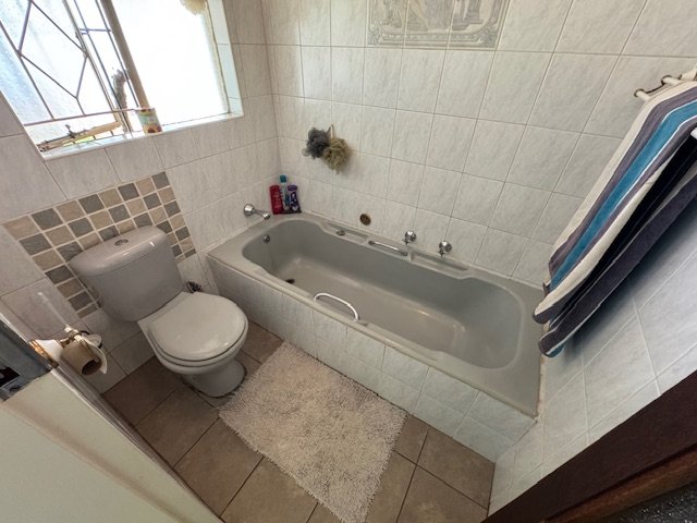 5 Bedroom Property for Sale in Glen Marais Gauteng