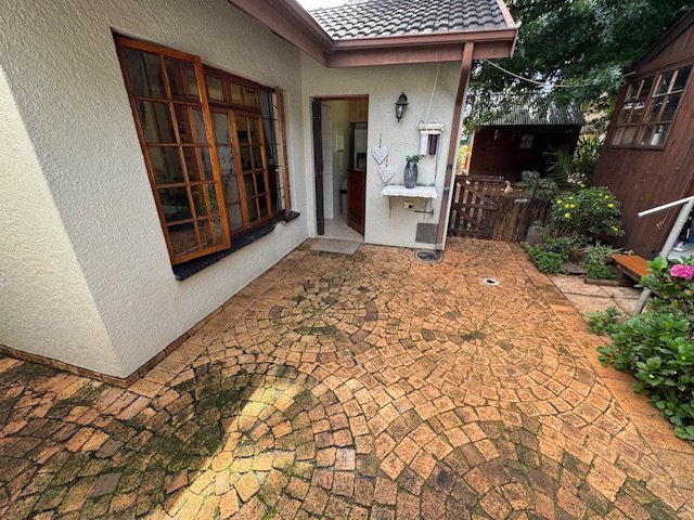 5 Bedroom Property for Sale in Glen Marais Gauteng
