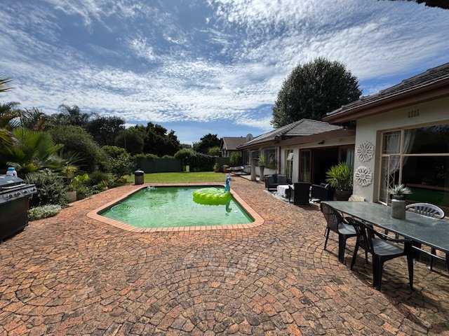 5 Bedroom Property for Sale in Glen Marais Gauteng