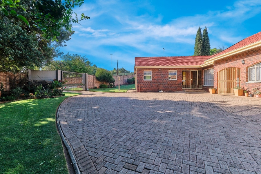 5 Bedroom Property for Sale in Constantia Kloof Gauteng