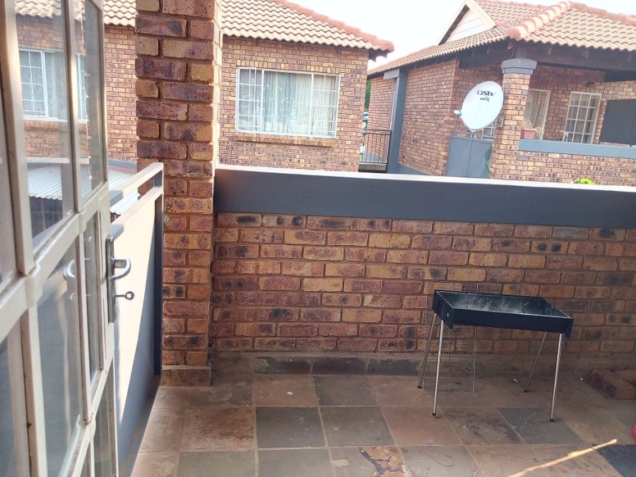 To Let 1 Bedroom Property for Rent in Andeon Gauteng