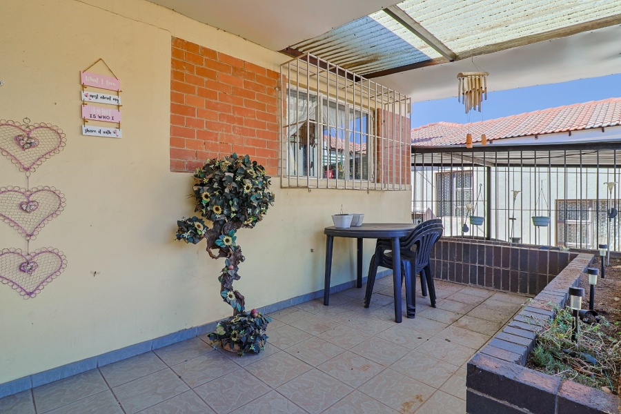 4 Bedroom Property for Sale in Linmeyer Gauteng