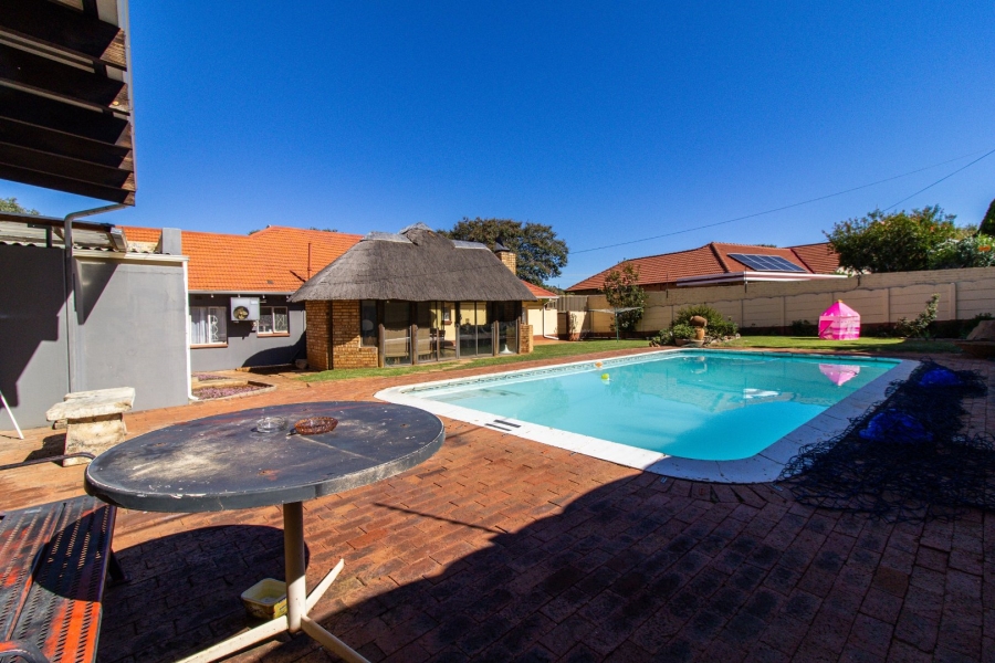 4 Bedroom Property for Sale in Linmeyer Gauteng