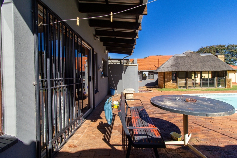 4 Bedroom Property for Sale in Linmeyer Gauteng