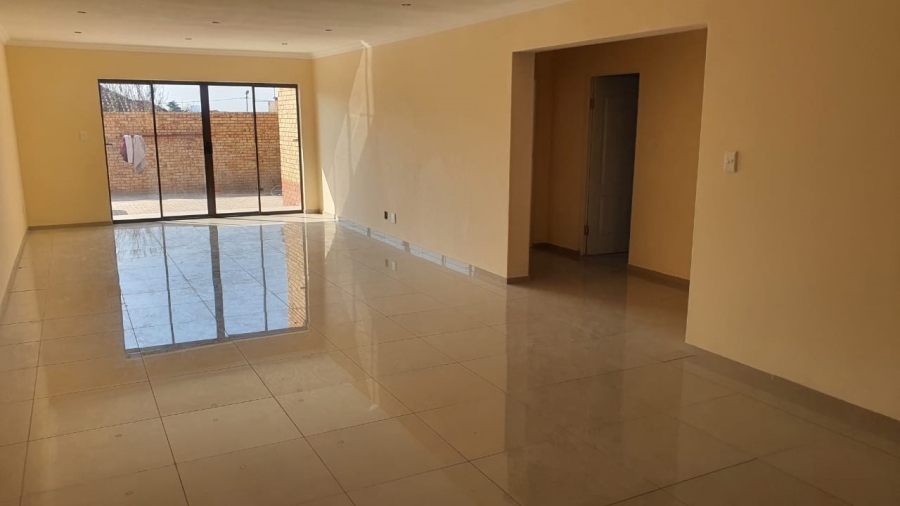 To Let 3 Bedroom Property for Rent in Robertsham Gauteng