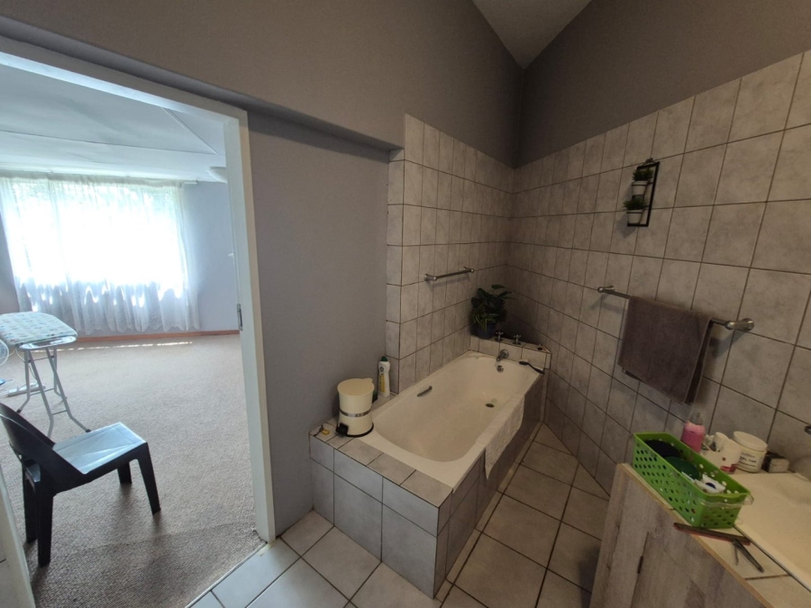 6 Bedroom Property for Sale in Florauna Gauteng