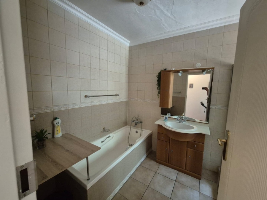 6 Bedroom Property for Sale in Florauna Gauteng