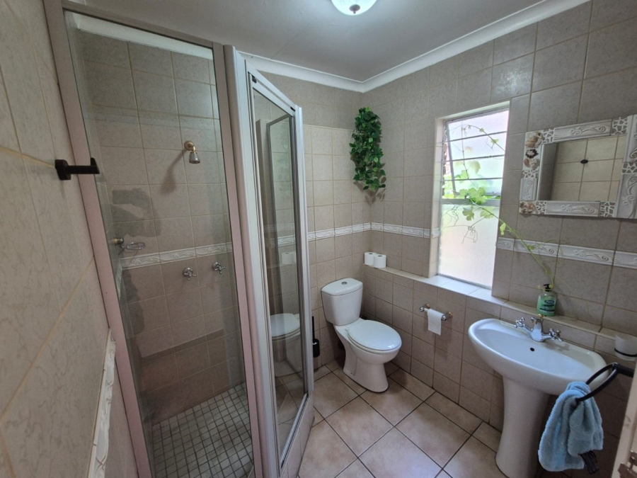 6 Bedroom Property for Sale in Florauna Gauteng