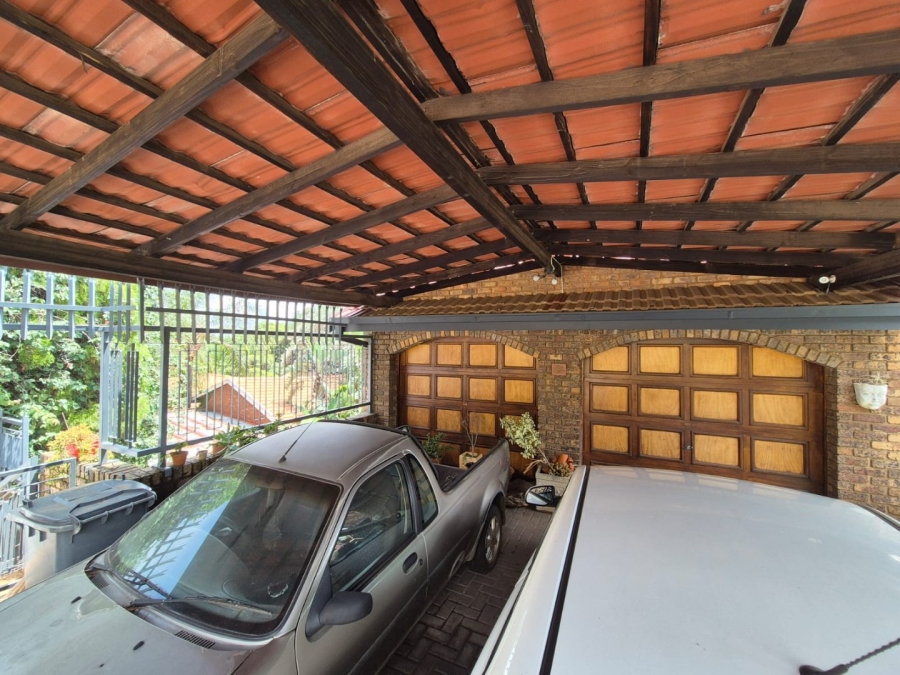 6 Bedroom Property for Sale in Florauna Gauteng