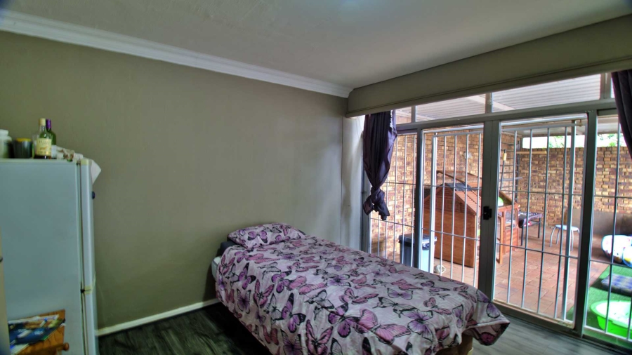 6 Bedroom Property for Sale in Die Wilgers Gauteng