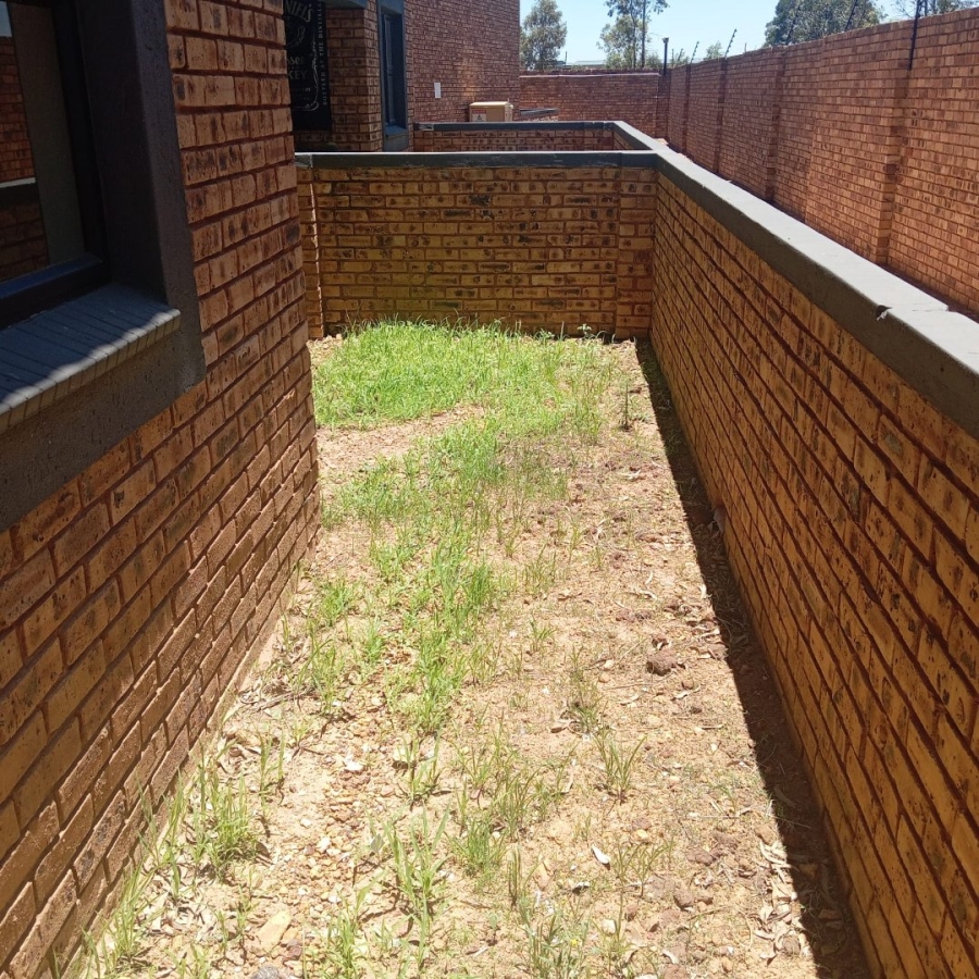 To Let 2 Bedroom Property for Rent in Cloverdene Gauteng