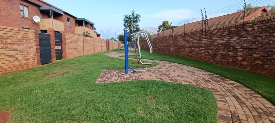 2 Bedroom Property for Sale in La Montagne Gauteng