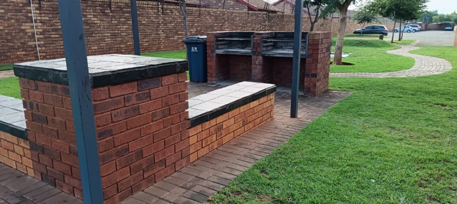 2 Bedroom Property for Sale in La Montagne Gauteng