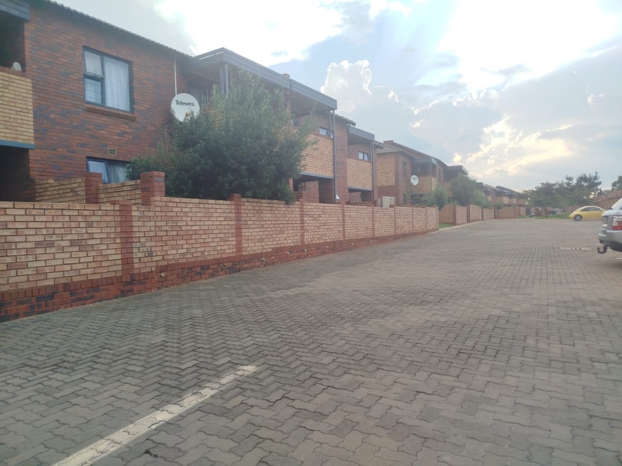 2 Bedroom Property for Sale in La Montagne Gauteng