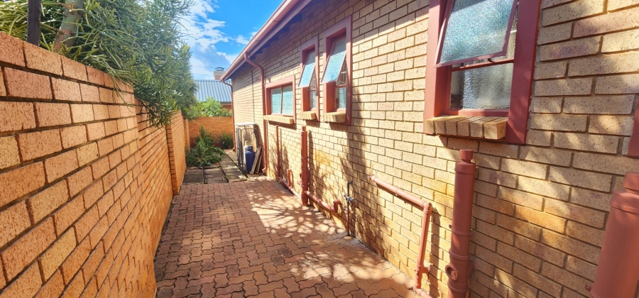 To Let 3 Bedroom Property for Rent in Eldopark Gauteng