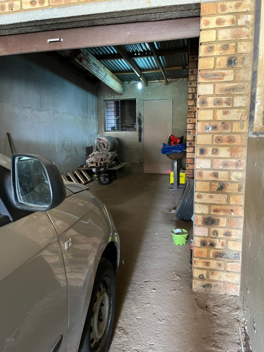 4 Bedroom Property for Sale in Protea Glen Gauteng