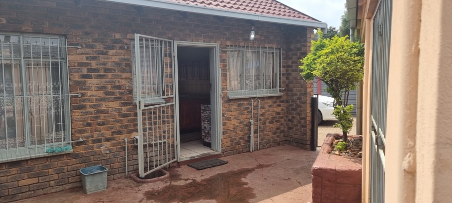 To Let 4 Bedroom Property for Rent in Booysens Gauteng