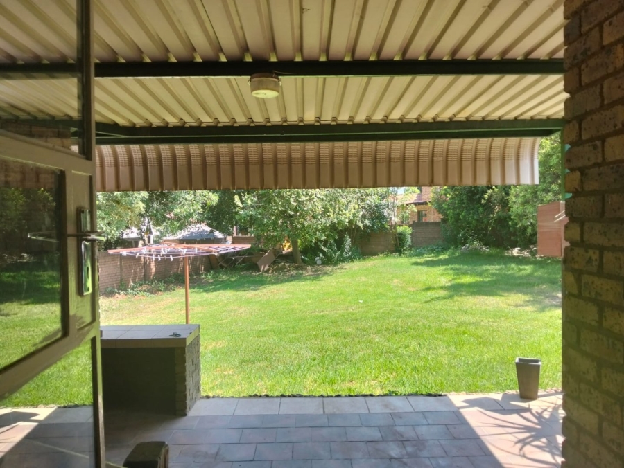 To Let  Bedroom Property for Rent in Rooihuiskraal Gauteng