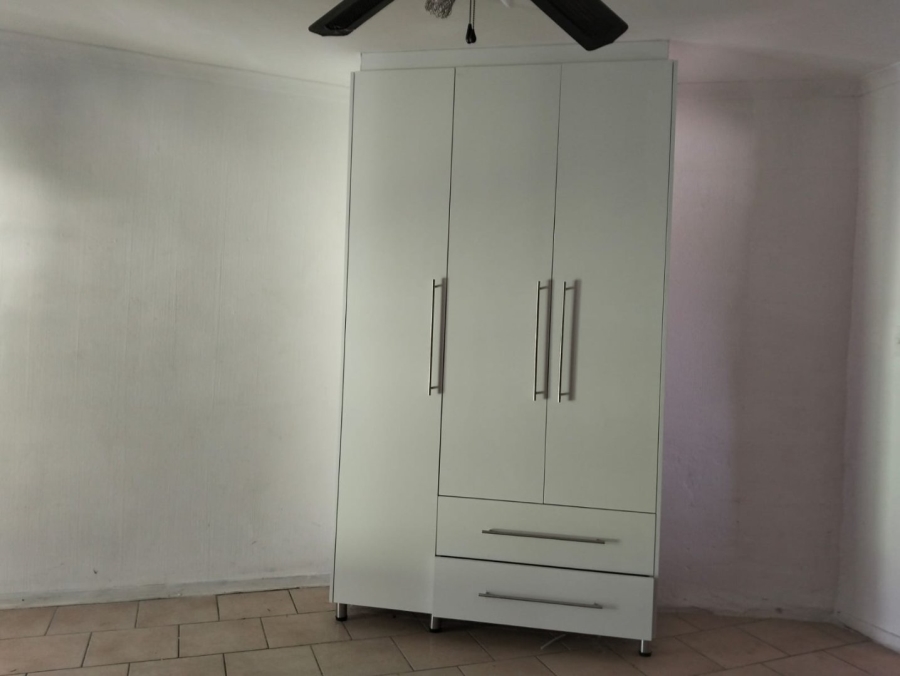 To Let  Bedroom Property for Rent in Rooihuiskraal Gauteng