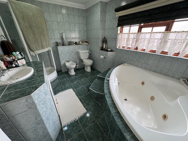 4 Bedroom Property for Sale in Glen Marais Gauteng