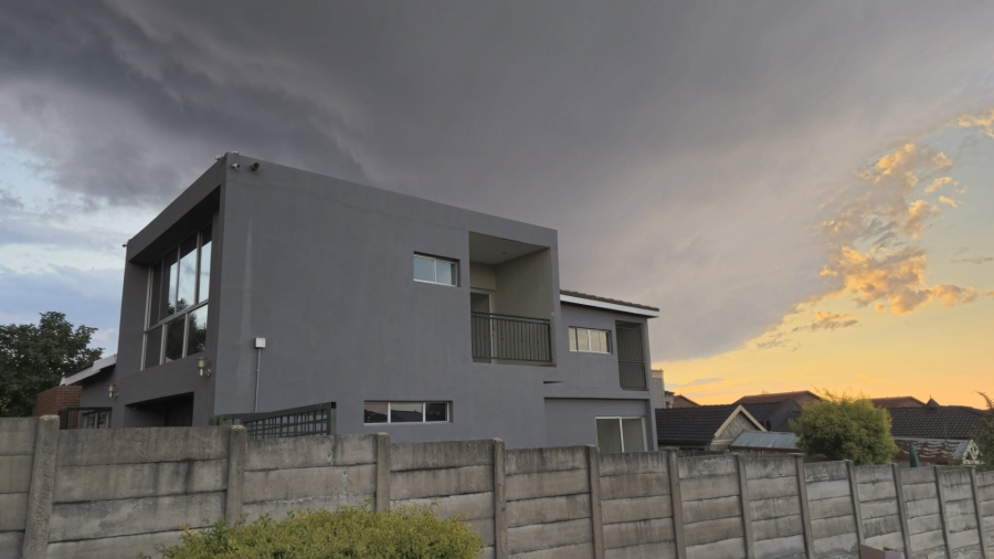 5 Bedroom Property for Sale in The Reeds Gauteng