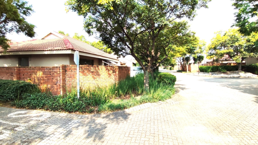 2 Bedroom Property for Sale in Rooihuiskraal North Gauteng