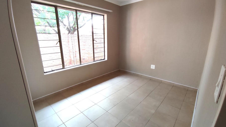 2 Bedroom Property for Sale in Rooihuiskraal North Gauteng