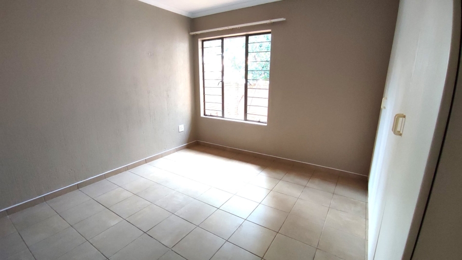 2 Bedroom Property for Sale in Rooihuiskraal North Gauteng