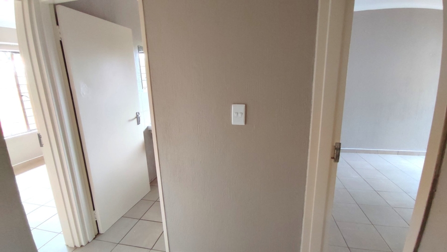 2 Bedroom Property for Sale in Rooihuiskraal North Gauteng