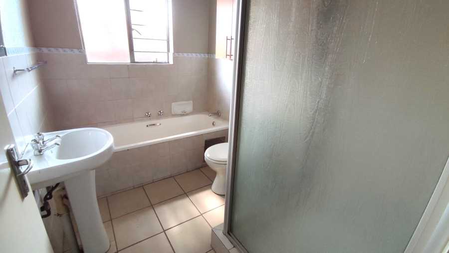 2 Bedroom Property for Sale in Rooihuiskraal North Gauteng