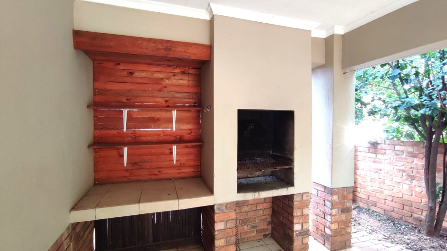 2 Bedroom Property for Sale in Rooihuiskraal North Gauteng