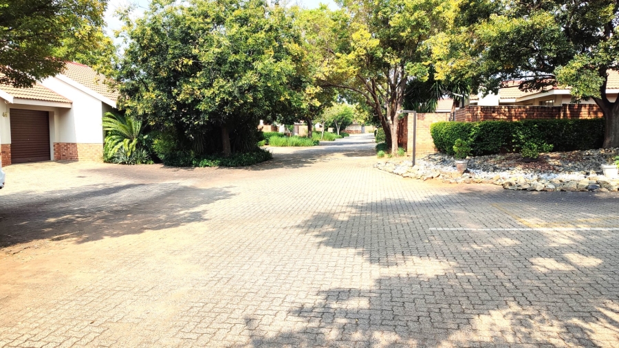 2 Bedroom Property for Sale in Rooihuiskraal North Gauteng