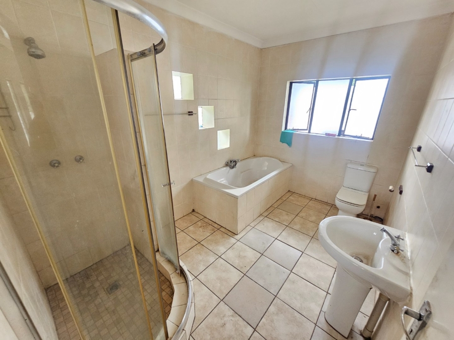 To Let commercial Property for Rent in Zwartkop Gauteng