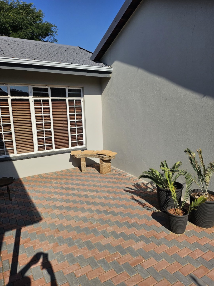 6 Bedroom Property for Sale in Clayville East Gauteng