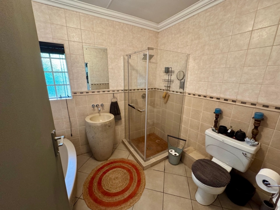 4 Bedroom Property for Sale in Clayville Gauteng