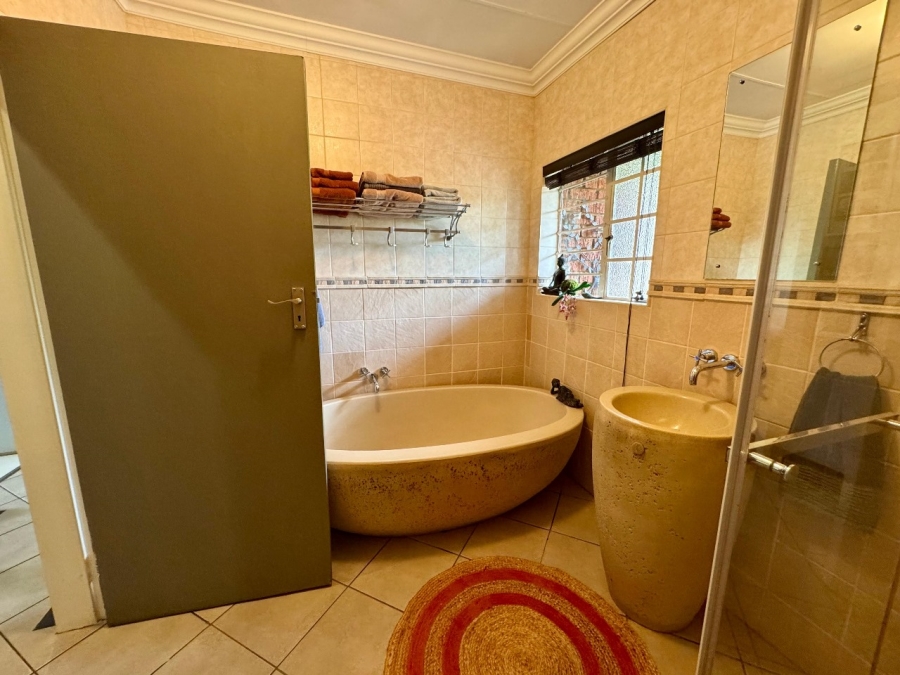4 Bedroom Property for Sale in Clayville Gauteng