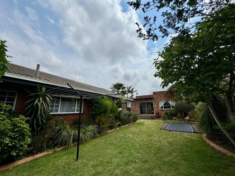 4 Bedroom Property for Sale in Clayville Gauteng