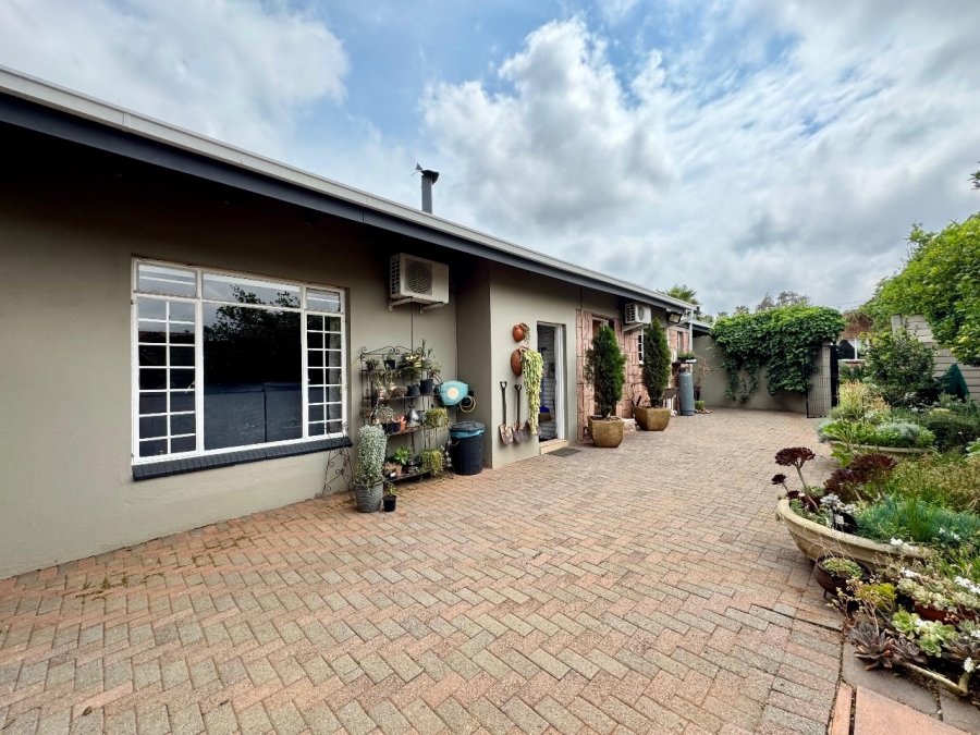 4 Bedroom Property for Sale in Clayville Gauteng