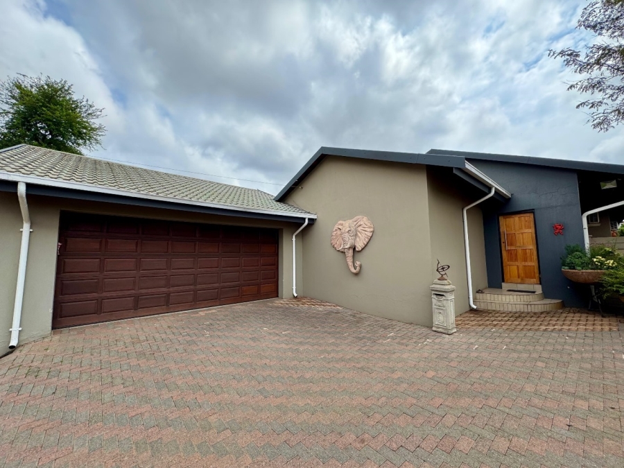4 Bedroom Property for Sale in Clayville Gauteng