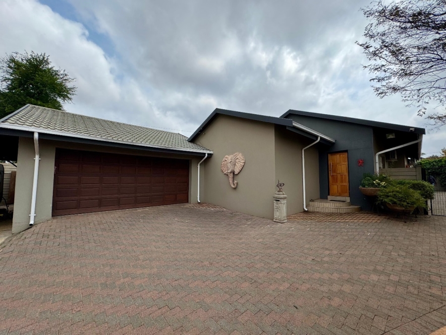 4 Bedroom Property for Sale in Clayville Gauteng