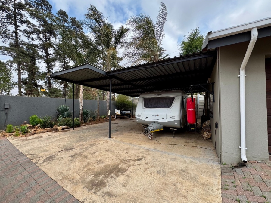 4 Bedroom Property for Sale in Clayville Gauteng