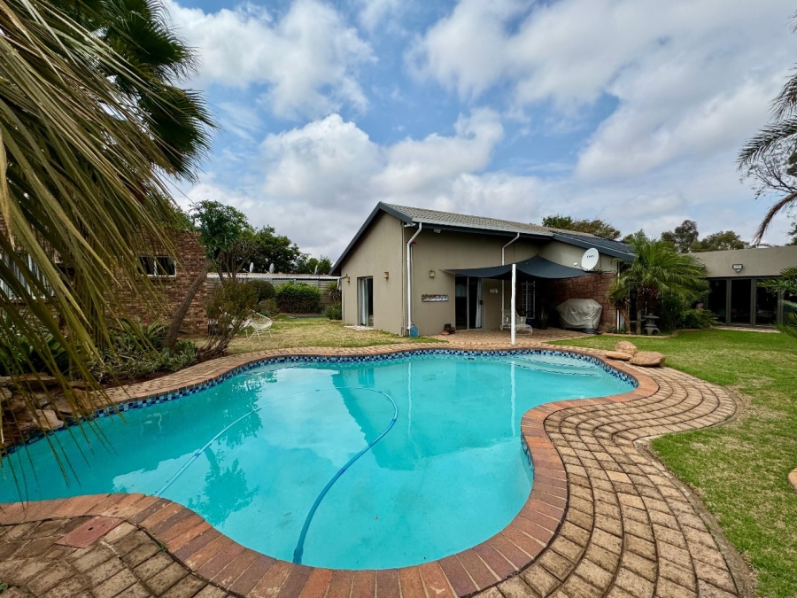 4 Bedroom Property for Sale in Clayville Gauteng
